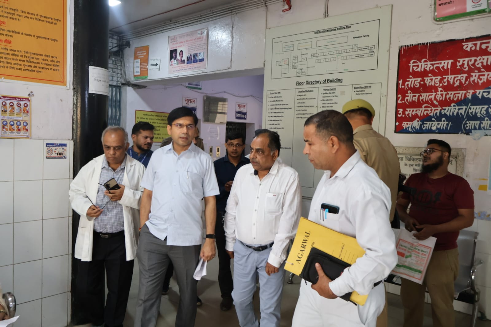 मुरादाबाद: जिलाधिकारी राजेंद्र पैसिया ने जिला अस्पताल का किया औचक निरीक्षण, स्वास्थ्य सेवाओं की हकीकत परखी