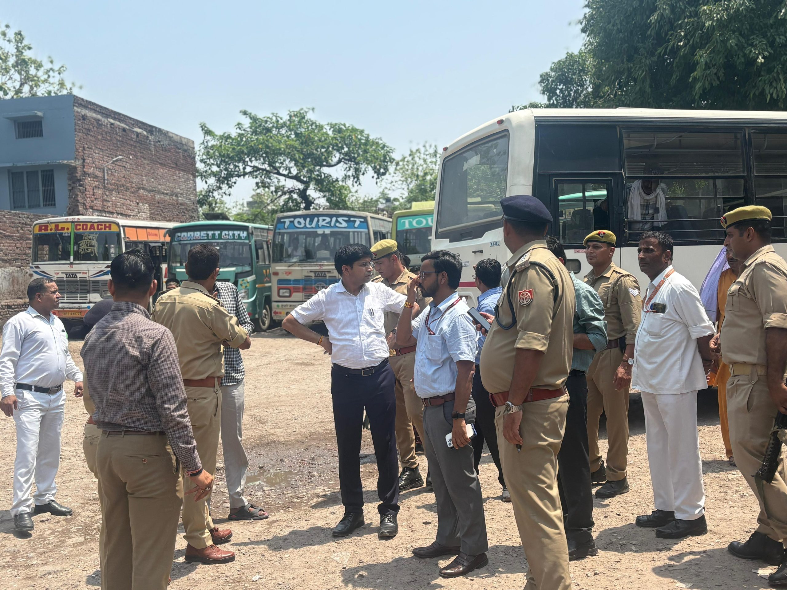 मुरादाबाद में ट्रैफिक और स्वच्छता सुधारने के लिए प्रशासन का बड़ा अभियान, DM-SSP ने किया बस अड्डों का निरीक्षण